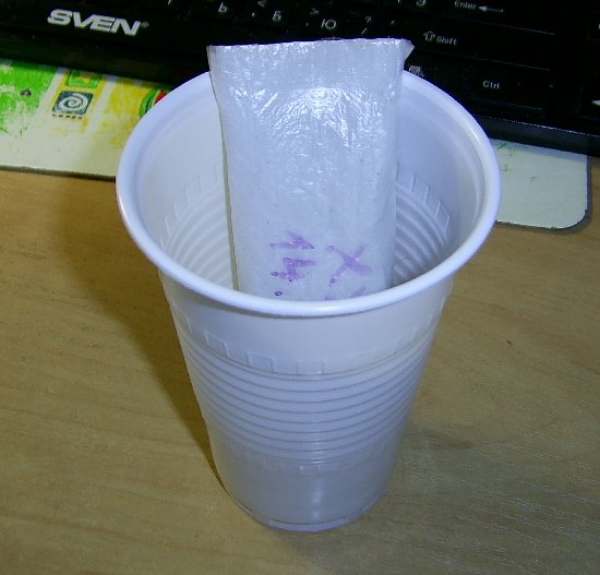 ставим рулончик в стакан с водой